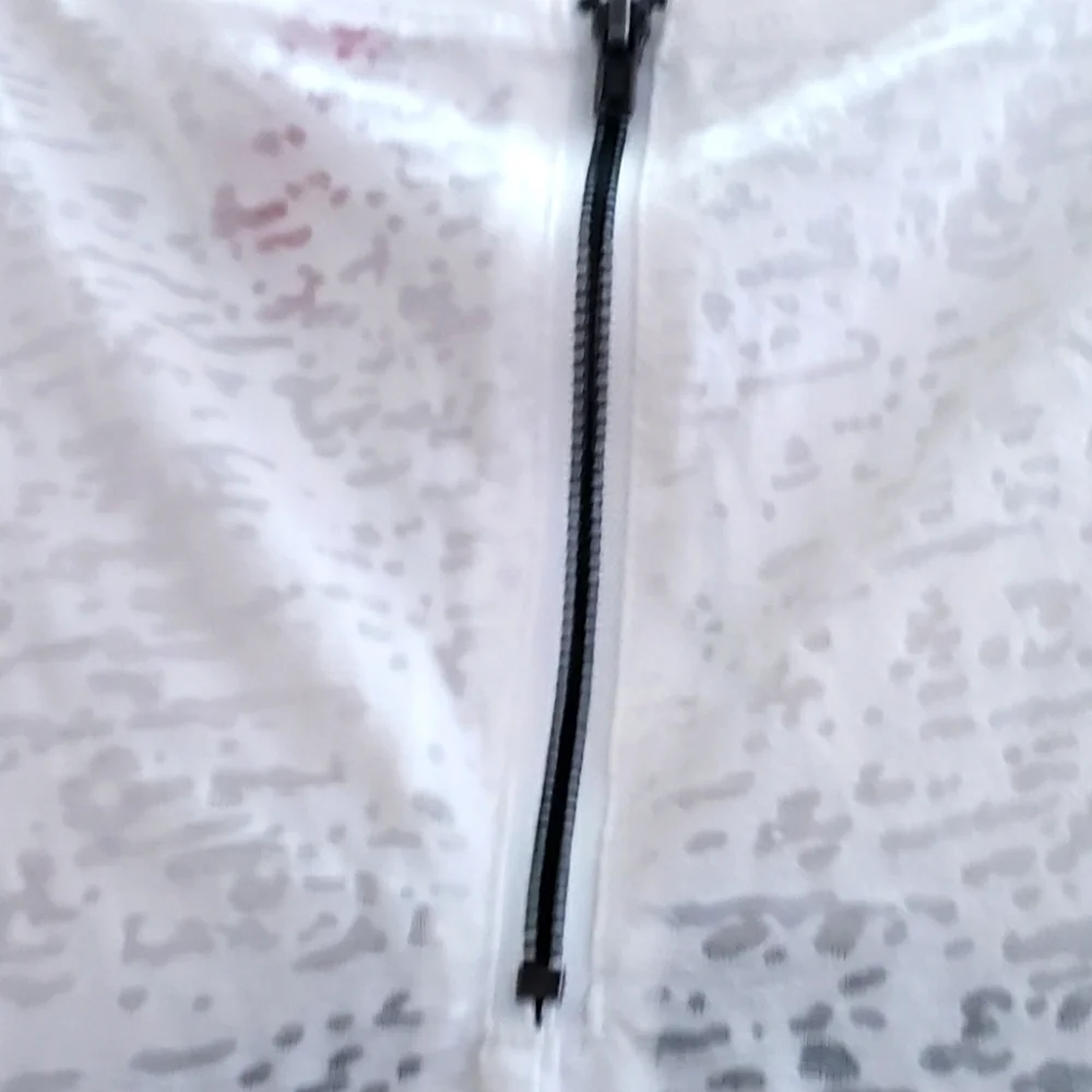 H&M  White Short Top With Peace Logo - Picture 8 of 8